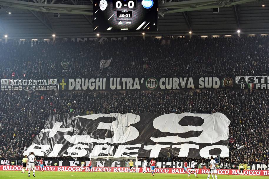 +39: rispetto: lo striscione esposto alla fine del primo tempo dai tifosi della Juve in memoria delle vittime dell&#39;Heysel. Ansa
